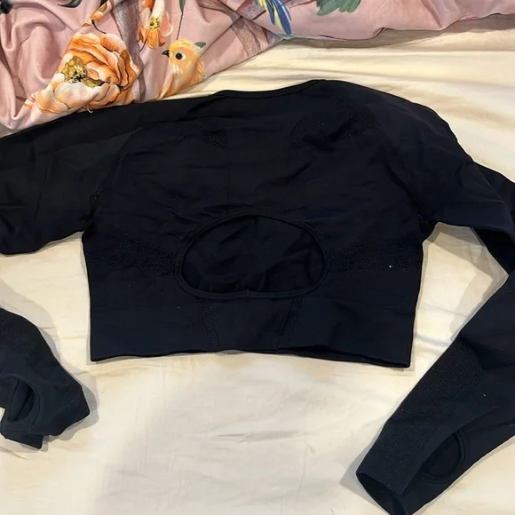 Amazon black Spandex workout top with cutout back - Picture 5 of 7